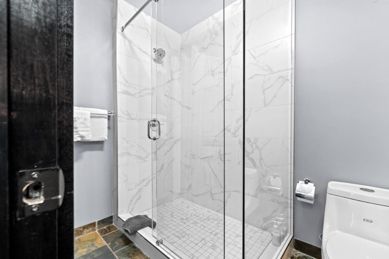 The Mountaineer By Instantsuites Pool & Hottub Canmore Buitenkant foto